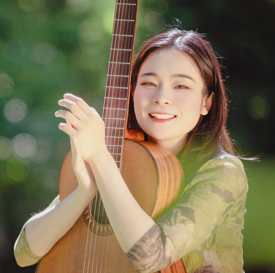Yunjia Liu, kitaransoiton opettaja